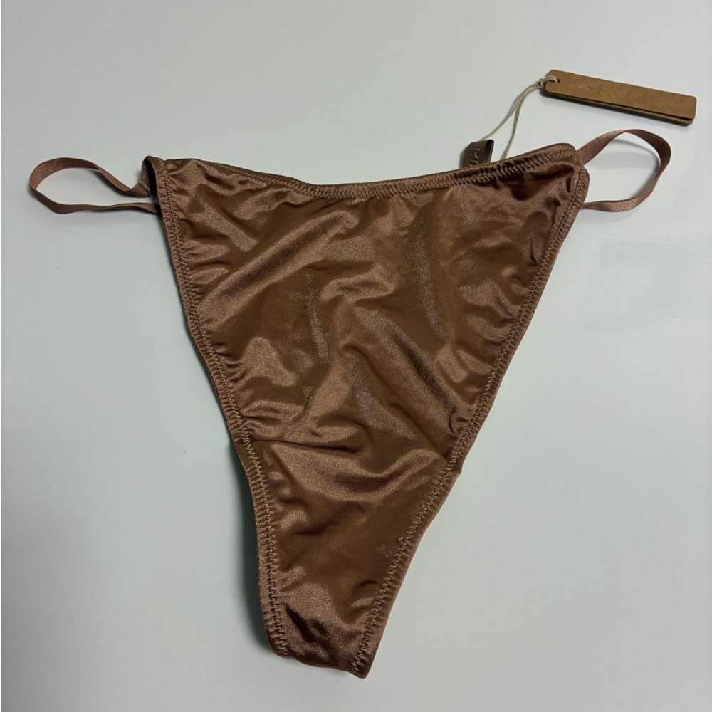 SKIMS String thong (New Bronze) - Picture 1 of 4